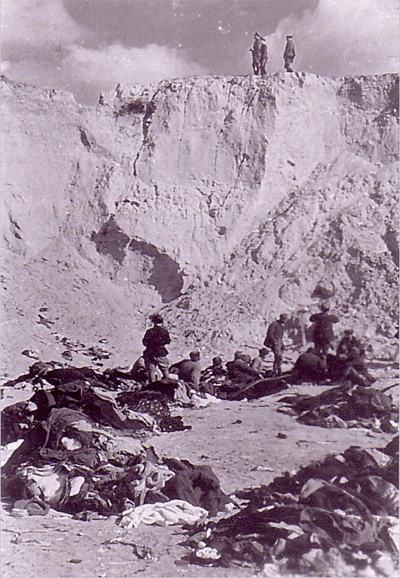 Soldaten an Kleiderstapeln © Hessisches Hauptstaatsarchiv Wiesbaden