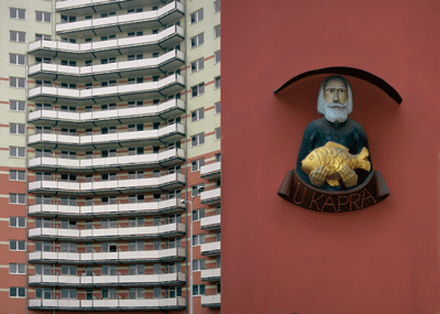 Zwei zusammengefügte Bilder, einmal ein Hochhaus und einmal eine Figur an einer Wand, © Thomas Sternberg