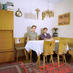 Zwei Männer am Küchentisch, © Evelyn Latteier