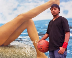 Junge mit Basketball vor Plakat mit nackten Frauenbeinen, © Stefan Hippel